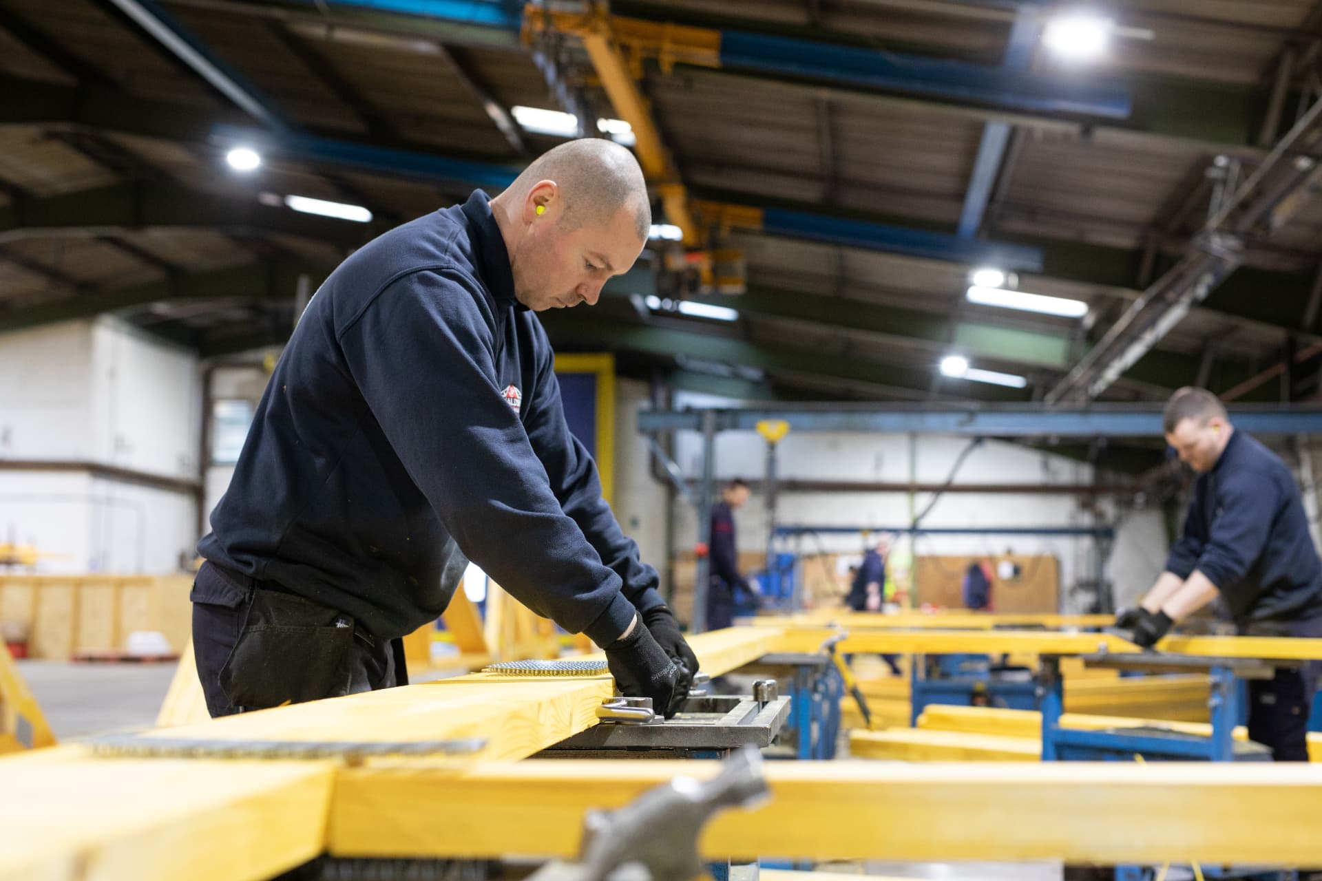 DTE operative pressing nail plates into a roof truss joint