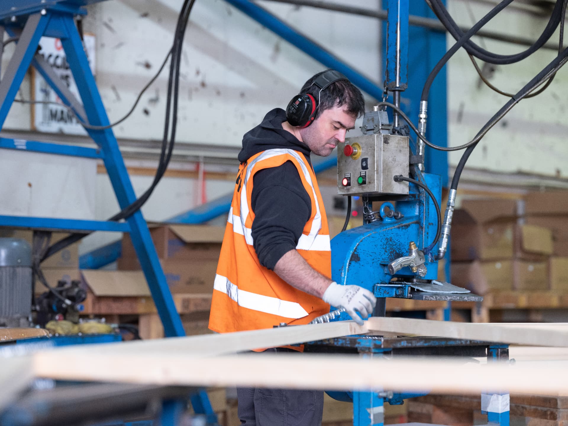 DTE operative running timber through a hydraulic press